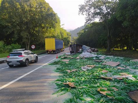 Carreta Que Transportava Garrafas De Vidro Vazias Tomba Na Subida Da