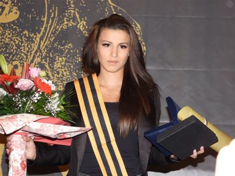 19-годишната Василена стана "Почетен гражданин на Перник" и обеща: Ще ...