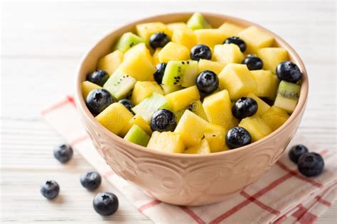 Salada De Fruto Fresco Abacaxi Manga Quivi E Mirtilos No Fundo De