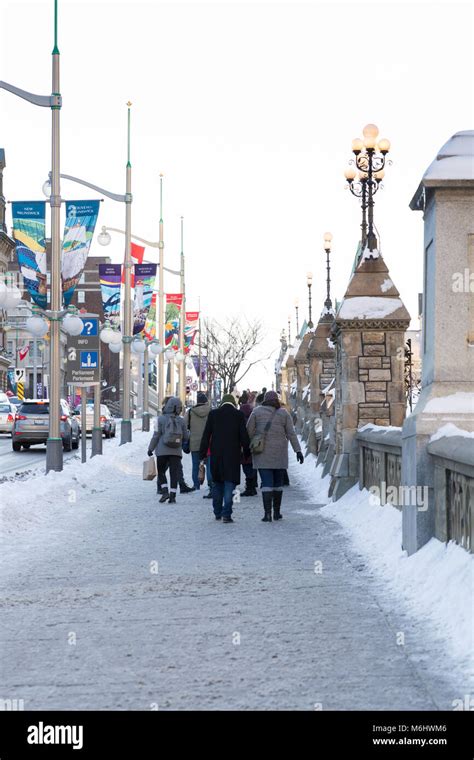 Ottawa On Canada December 16 2017 People Walking On Wellington