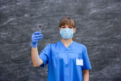 Enfermera De Estudiante Con Jeringa De Insulina Con Sangre Foto De