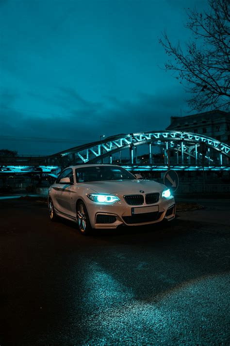 Bmw M 3 Blanche Sur Route Pendant La Nuit Photo Photo Bleu Gratuite
