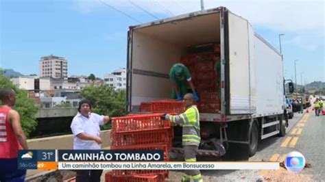 Caminhão galinhas vivas tomba na Linha Amarela Rio de Janeiro G1