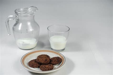 Un Vaso De Leche Junto A Un Plato De Galletas Y Un Vaso De Leche