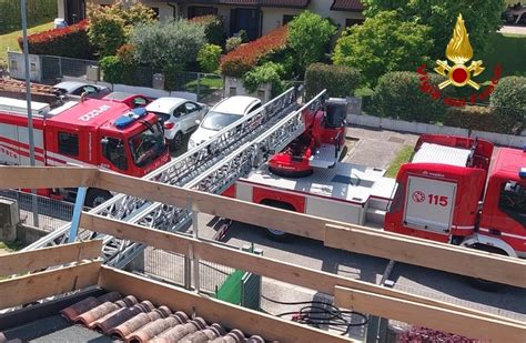 Mortegliano Lavori Sul Tetto Della Casa Scoppia Lincendio Operai