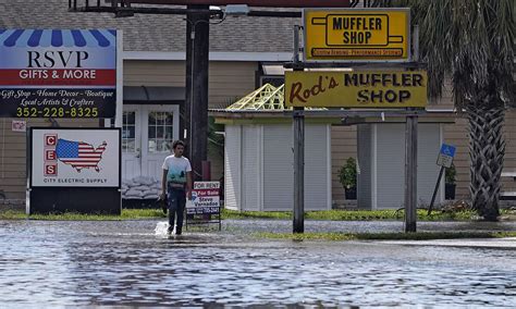 Hurricane Idalia Hits Florida With Mph Winds Flooding Streets