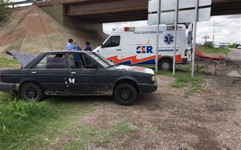 Trasladan a enfermo al hospital ambulancia choca contra vehículo local