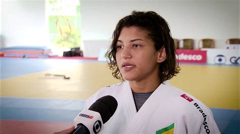 Sarah Menezes muda de categoria e esquenta disputa por vaga na seleção