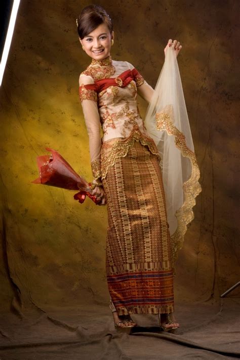 deameidika: KEBAYA is the indonesian women traditional costume