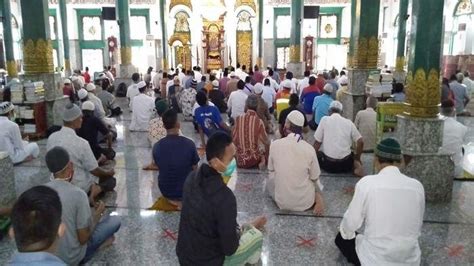 Baru Dibuka Jemaah Salat Zuhur Di Masjid Agung Palembang Langsung