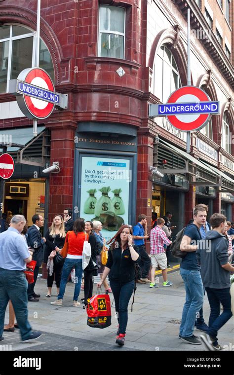 La Station De M Tro Covent Garden London England Uk Photo Stock Alamy