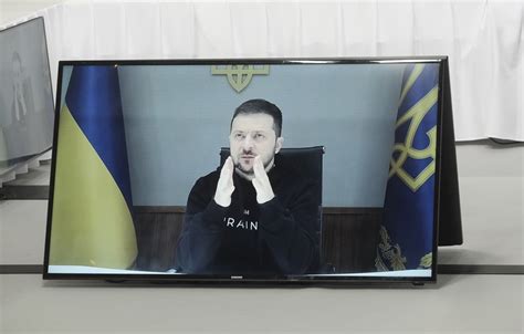 Zelensky apela por mais apoio militar em cúpula de grupo de países