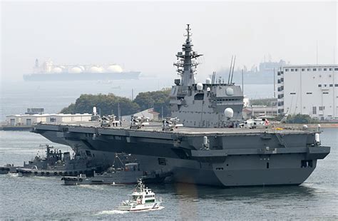 横須賀基地を出港するヘリコプタ：海上自衛隊「空母」型護衛艦いずも 写真特集：時事ドットコム