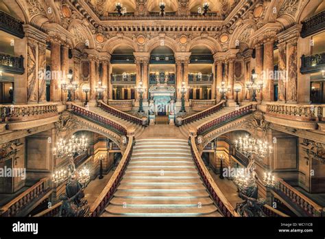 Escalera interior del Palais Garnier, el teatro de la Ópera de París Fotografía de stock - Alamy