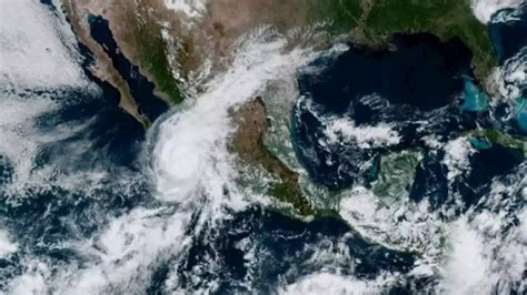 El huracán Orlene a punto de tocar tierra en México