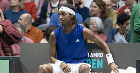 Lyon Open: Tennis player Mikael Ymer smashes umpire's chair