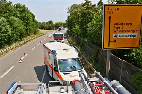 Unfall Mit Drei Beteiligten Fahrzeugen Fordert Mehrere Verletzte