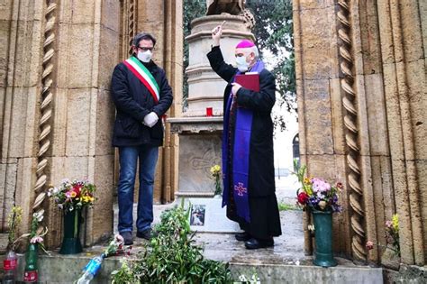 I Vescovi Nei Cimiteri In Preghiera Per Le Vittime