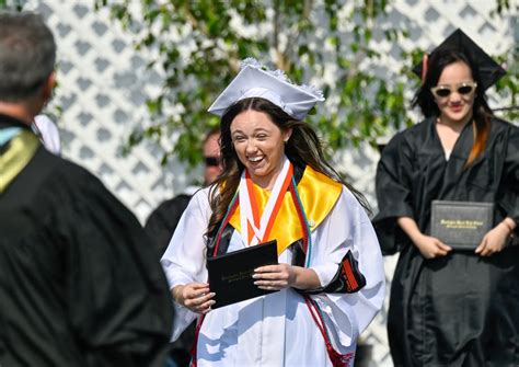 Huntington Beach High Graduation 2023: Our best photos of the ceremony ...