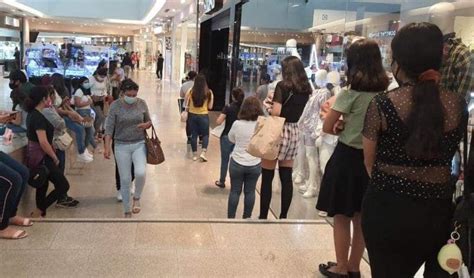 Abarrotan Compradores Entradas A Plazas Comerciales Esperan Hasta Una