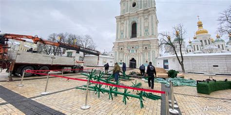 Main Ukrainian Christmas tree being installed in Kyiv / The New Voice ...