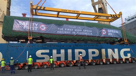 Rangkaian Kcjb Tiba Di Tanjung Priok Indonesia Resmi Punya Kereta Api