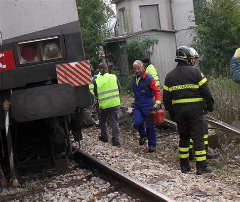 Muore Sui Binari Stop Ai Treni Sulla Roma Pisa