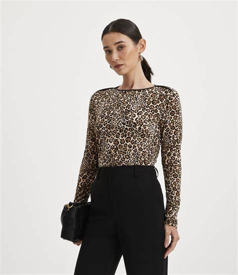 Blusa em Meia Malha Detalhe na Gola e Estampa Animal Print de Onça