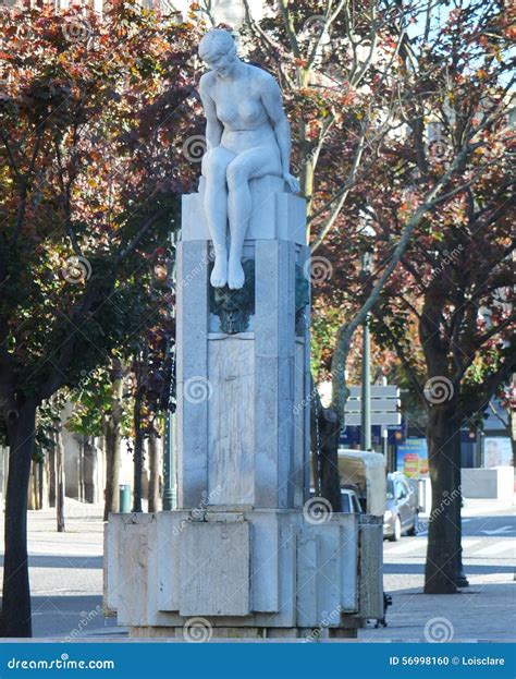 Estatua De La Juventud De Minina Nua Cuadrado Oporto De Liberdade Foto