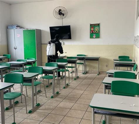 Pelo Menos Seis Munic Pios De Mg Suspendem Aulas Para Desinfec O De