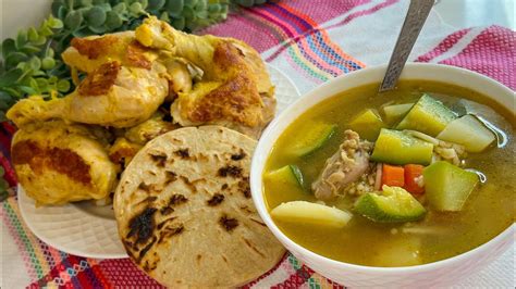 Sopa de pollo Salvadoreña tradicional así como la hacia mi abuela en el