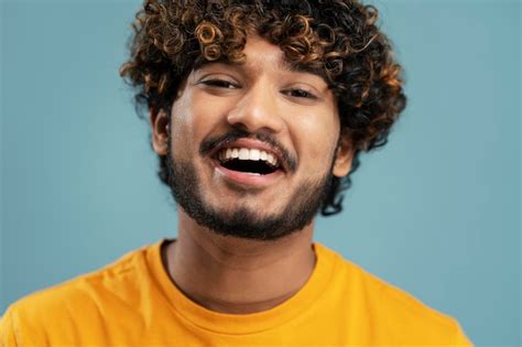 Hombre Indio Barbudo Sonriente Con Maquillaje Natural En La Cara