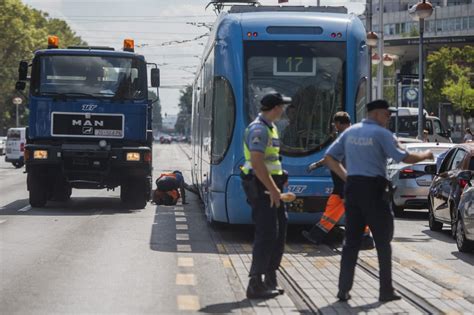 Foto Gu Va U Zagrebu Tramvaj Isko Io Iz Tra Nica Tportal