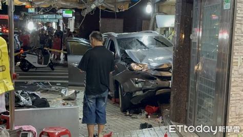 快訊／北市未成年男開車撞臭豆腐攤「男顧客卡車底」3人命危 Ettoday社會新聞 Ettoday新聞雲