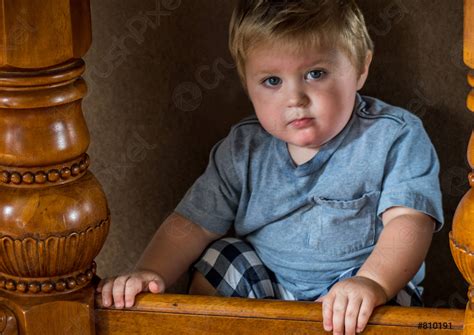 Bebé Niño Escondido Debajo De Una Mesa Foto De Stock 810191 Crushpixel