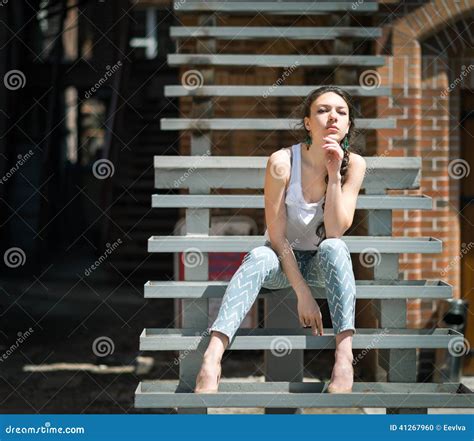 Belle Fille S Asseyant Sur L Escalier Photo Stock Image Du Frais