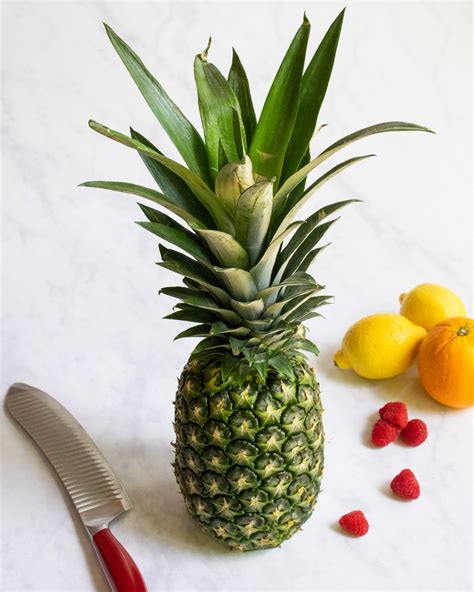 how to cut a pineapple 2