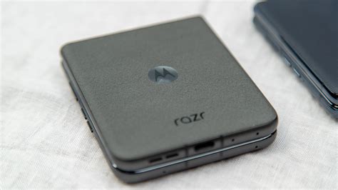 摩托罗拉 Razr Plus 2024 上手体验：活动空间非常大 Tephone特锋手机网