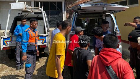 Evakuasi Korban Tersengat Listrik Di Kampung Cipongporang Katapang