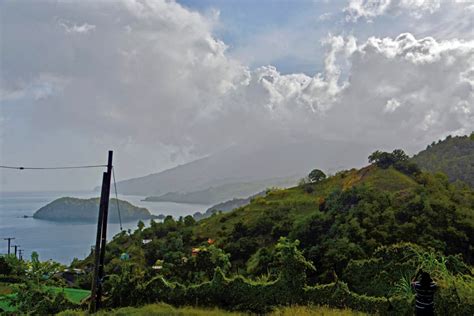 Explosive eruption rocks volcano on Caribbean’s St. Vincent – Caribbean ...