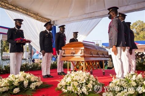 피살 아이티 대통령 장례식바깥에서 시위·총성 아수라장 한국경제