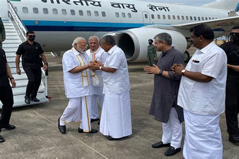 Kerala Governor Cm Vijayan Welcome Pm Modi In Thiruvananthapuram