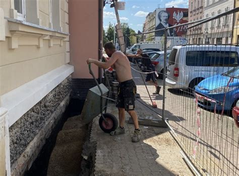 Błyszczy reprezentacyjna kamienica przy ulicy Leszczyńskich w centrum