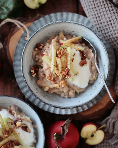 Gesundes Frühstück in nur 10 Minuten Apfel Zimt Porridge mit Walnüssen