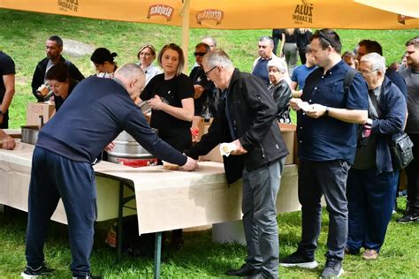 FOTO VIDEO Dvije kolone na podjeli prvomajskog graha u Čakovcu