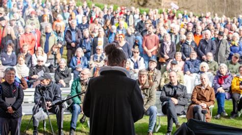 Bl Er M Dte Op Til Fjordbegravelse Gik I Rette Med Gr Nne Aktivister