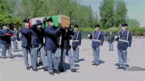 A Napoli I Funerali Del Poliziotto Ucciso Da Banda Di Rapinatori Il Tempo