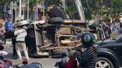 Sopir Mengantuk Minibus Tabrak Tiang Lampu Dinas Lingkungan Hidup Kota