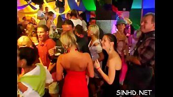 Hermosas novias están mojadas con necesidades lujuriosas durante la fiesta del club XVIDEOS