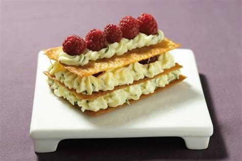 Recette de Mille feuille de pâte filo crème citron basilic et framboises